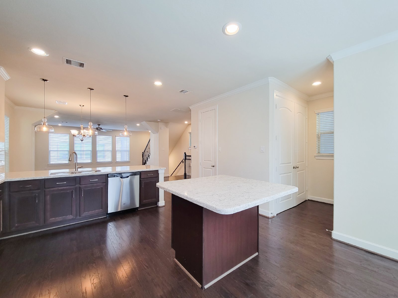 4 Bed Townhouse Condo for Rent in Houston TX 77043 – Spring Branch property image