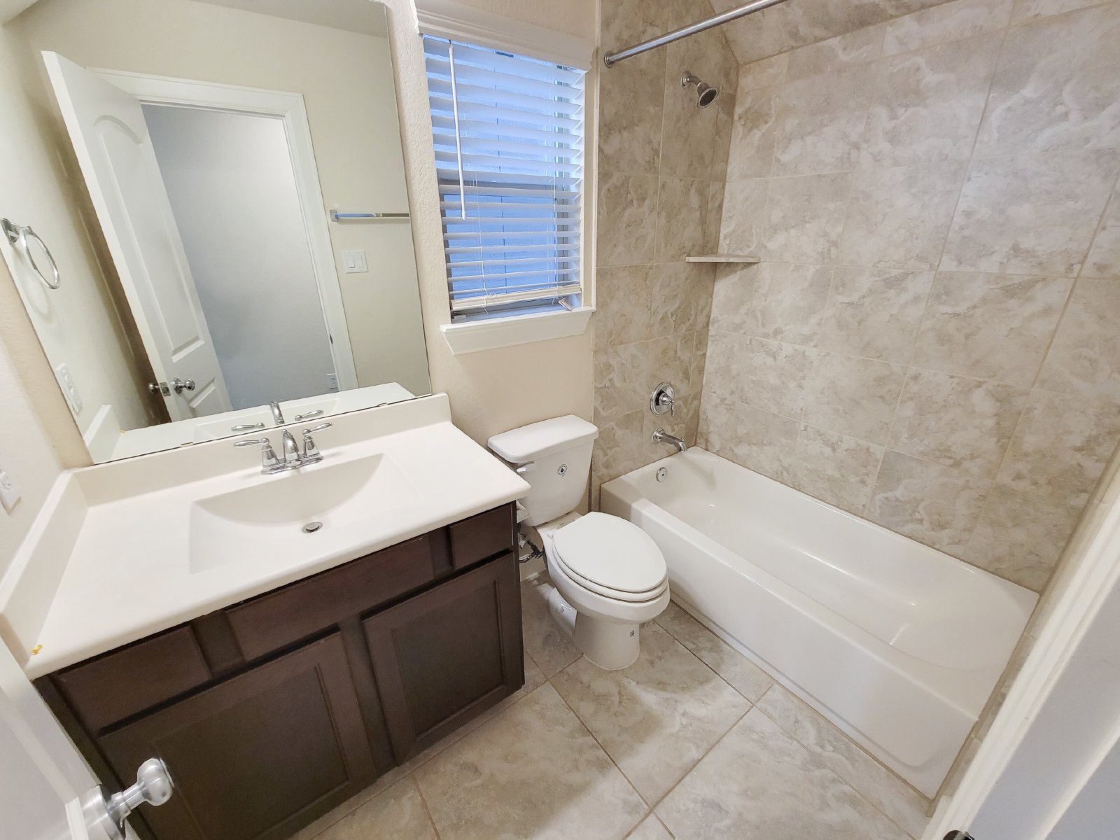 4 Bed Townhouse Condo for Rent in Houston TX 77043 – Spring Branch property image