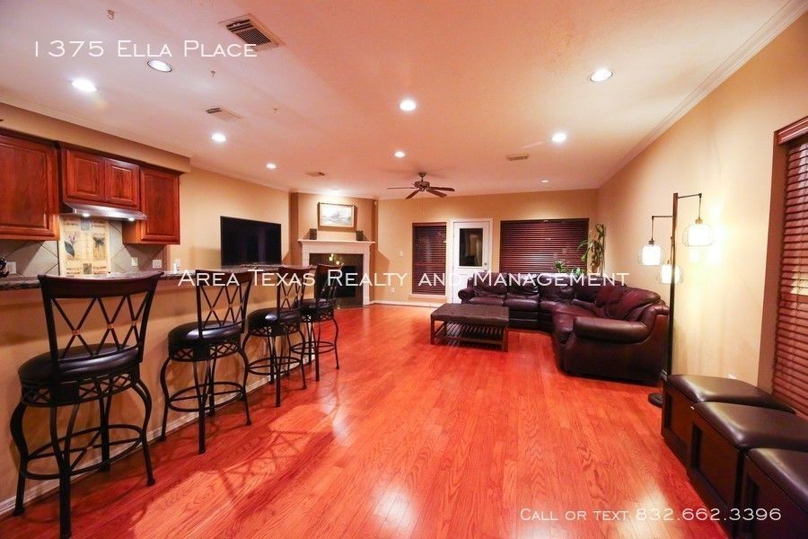 3 Bed Single-Family Home in Timbergrove Terrace 77008 in Gated Community property image