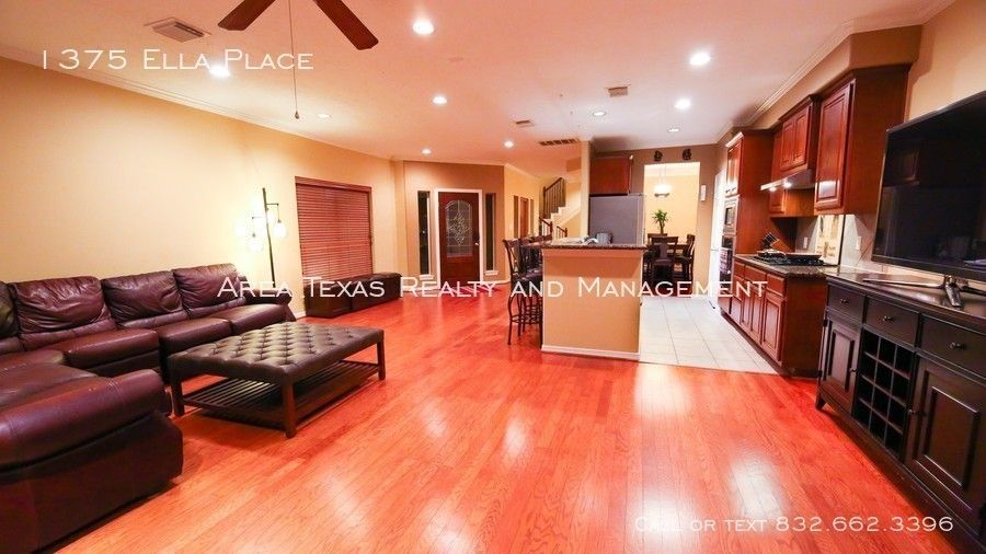 3 Bed Single-Family Home in Timbergrove Terrace 77008 in Gated Community property image