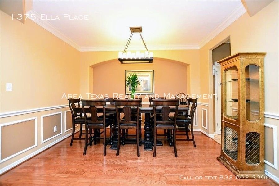 3 Bed Single-Family Home in Timbergrove Terrace 77008 in Gated Community property image