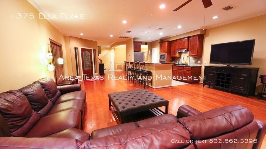 3 Bed Single-Family Home in Timbergrove Terrace 77008 in Gated Community property image