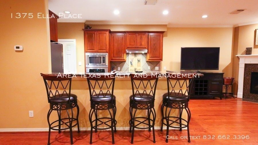 3 Bed Single-Family Home in Timbergrove Terrace 77008 in Gated Community property image