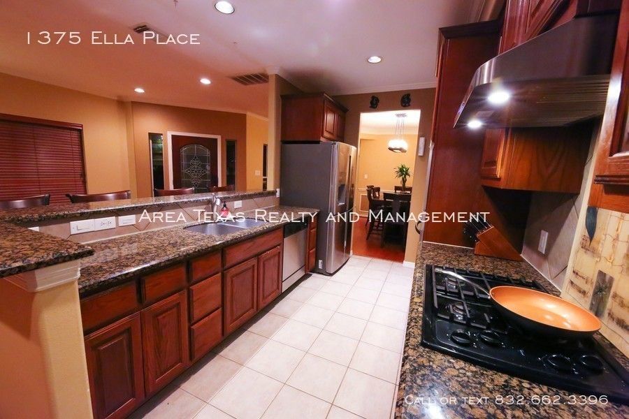 3 Bed Single-Family Home in Timbergrove Terrace 77008 in Gated Community property image