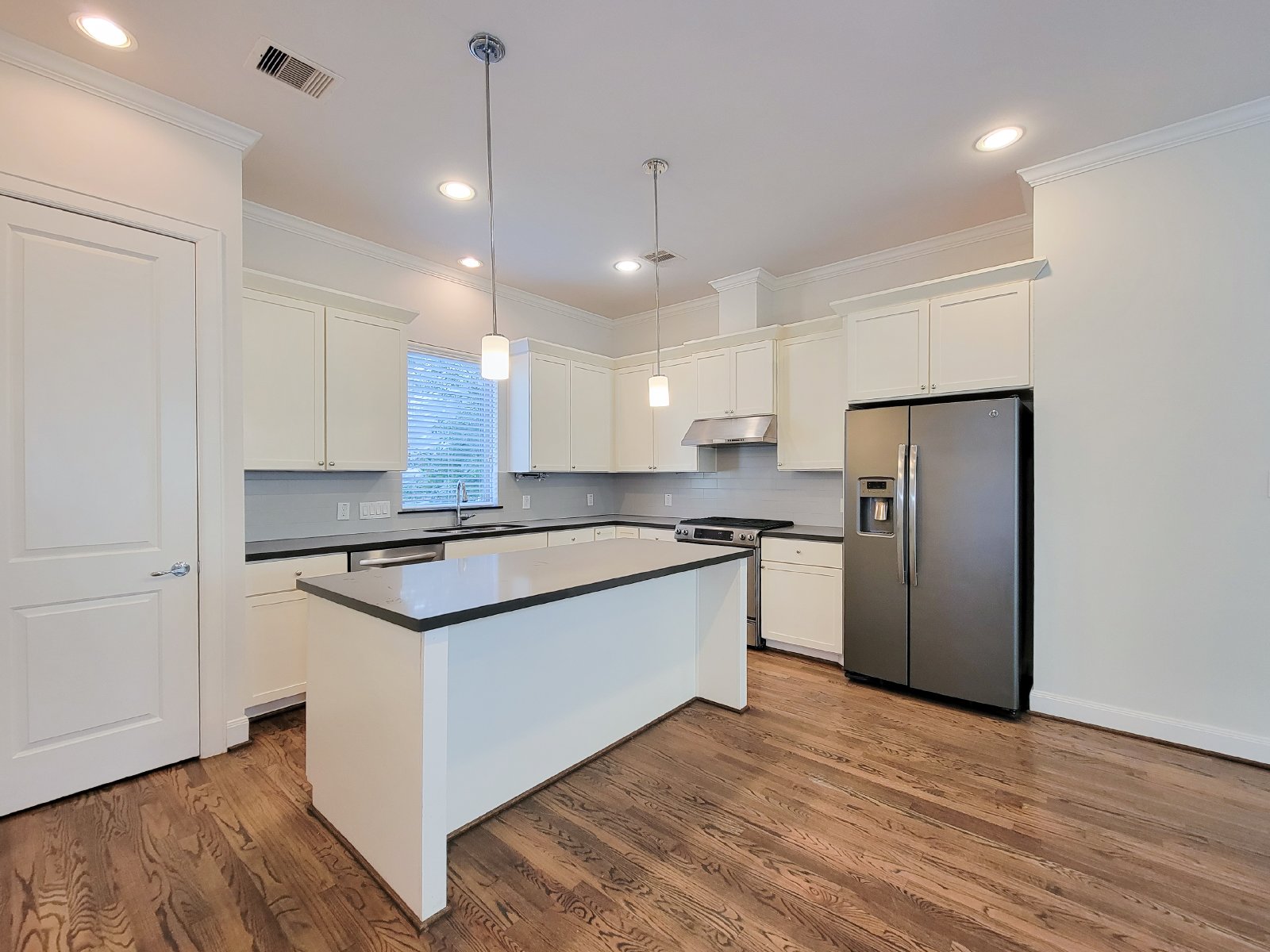 3-Bed, 3.5-Bath Home for Rent in Houston 77021 – Private Museum District Enclave property image