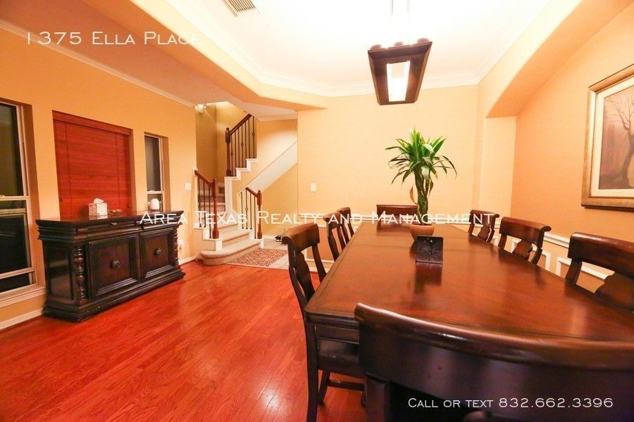 3 Bed Single-Family Home in Timbergrove Terrace 77008 in Gated Community property image
