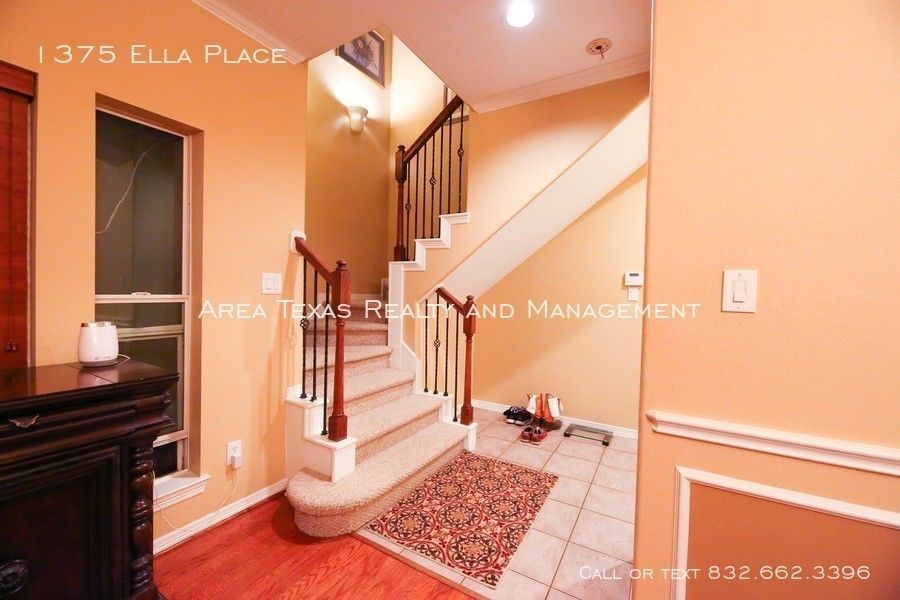 3 Bed Single-Family Home in Timbergrove Terrace 77008 in Gated Community property image