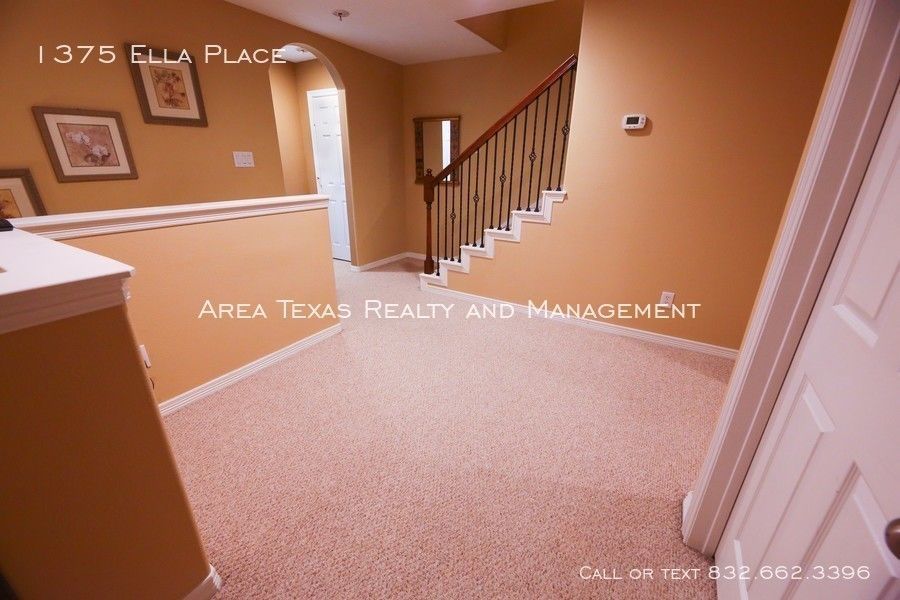 3 Bed Single-Family Home in Timbergrove Terrace 77008 in Gated Community property image
