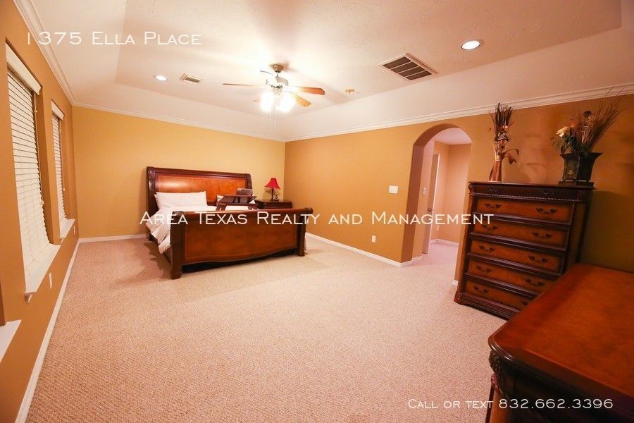 3 Bed Single-Family Home in Timbergrove Terrace 77008 in Gated Community property image