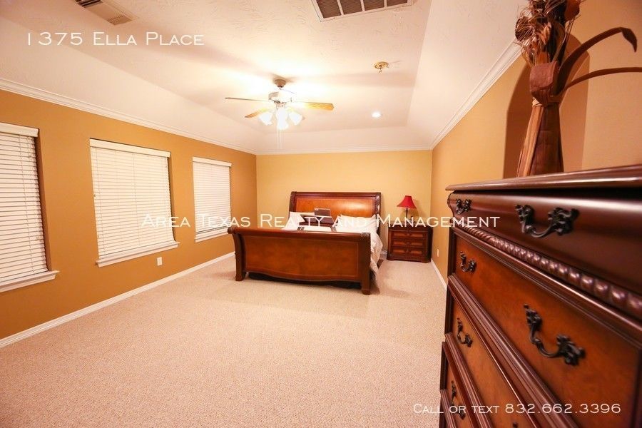 3 Bed Single-Family Home in Timbergrove Terrace 77008 in Gated Community property image
