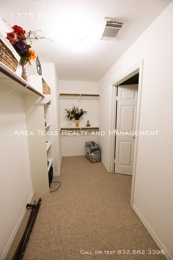 3 Bed Single-Family Home in Timbergrove Terrace 77008 in Gated Community property image