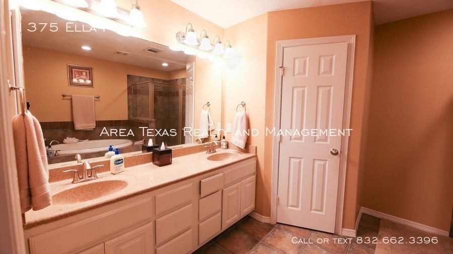 3 Bed Single-Family Home in Timbergrove Terrace 77008 in Gated Community property image