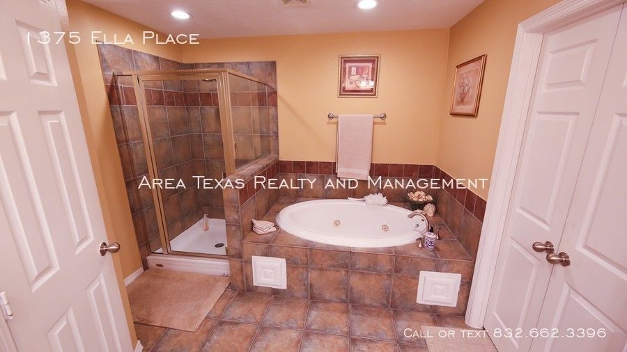 3 Bed Single-Family Home in Timbergrove Terrace 77008 in Gated Community property image