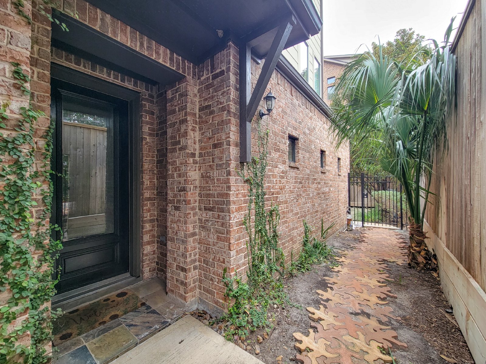 3 Bed Townhouse with Rooftop Patio + Pool in 77007 (Washington East/Sabine) property image