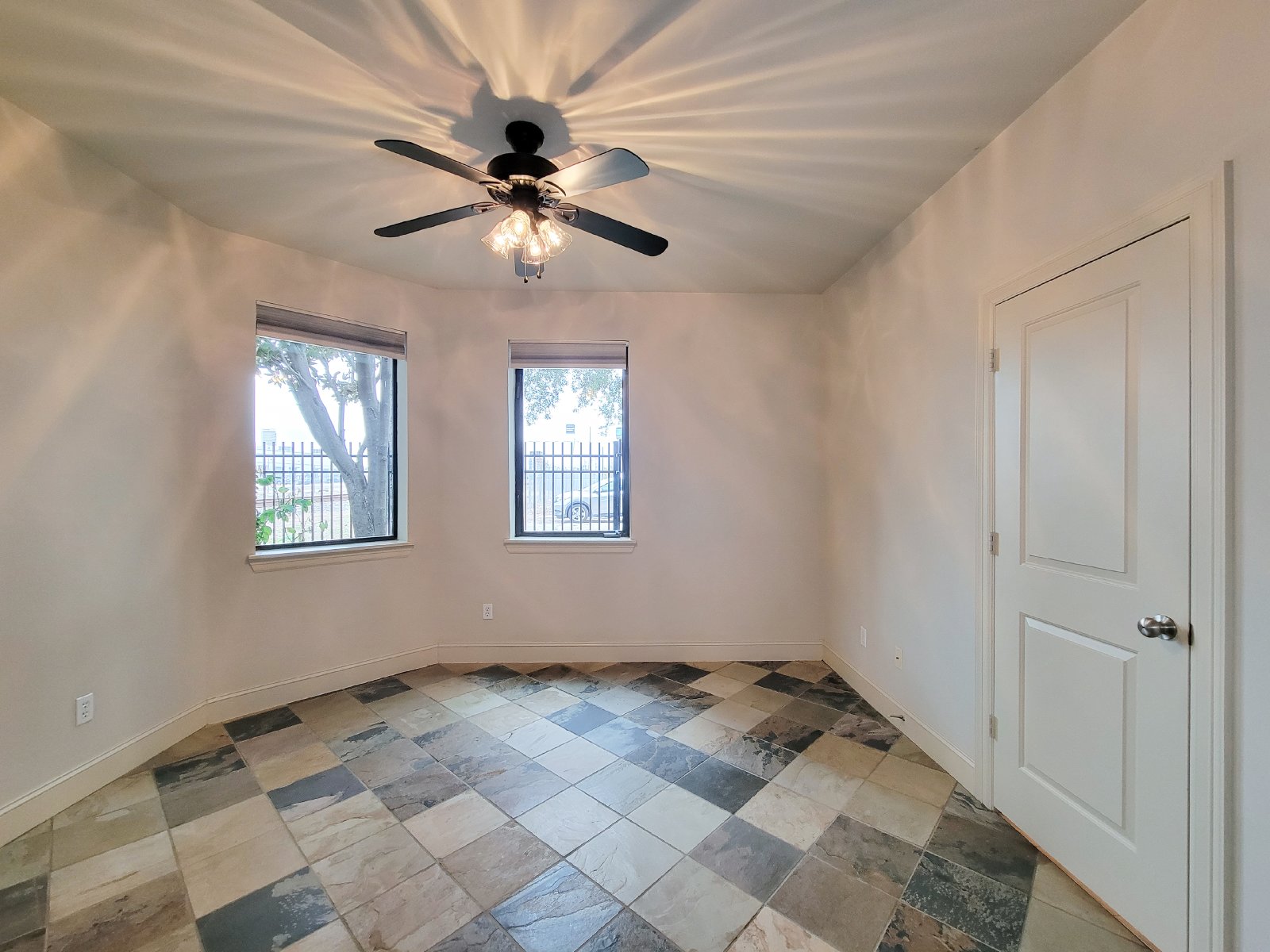 3 Bed Townhouse with Rooftop Patio + Pool in 77007 (Washington East/Sabine) property image