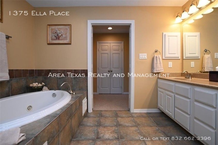 3 Bed Single-Family Home in Timbergrove Terrace 77008 in Gated Community property image