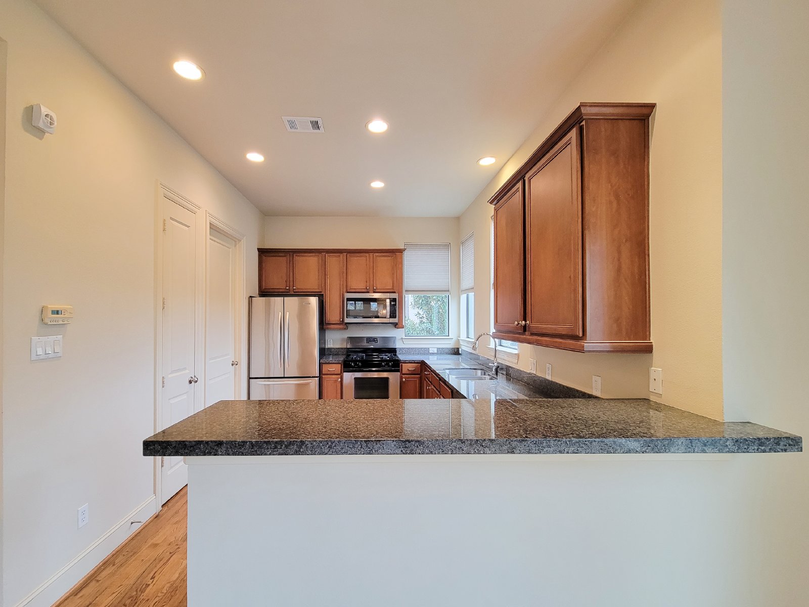 3 Bed Townhouse with Rooftop Patio + Pool in 77007 (Washington East/Sabine) property image