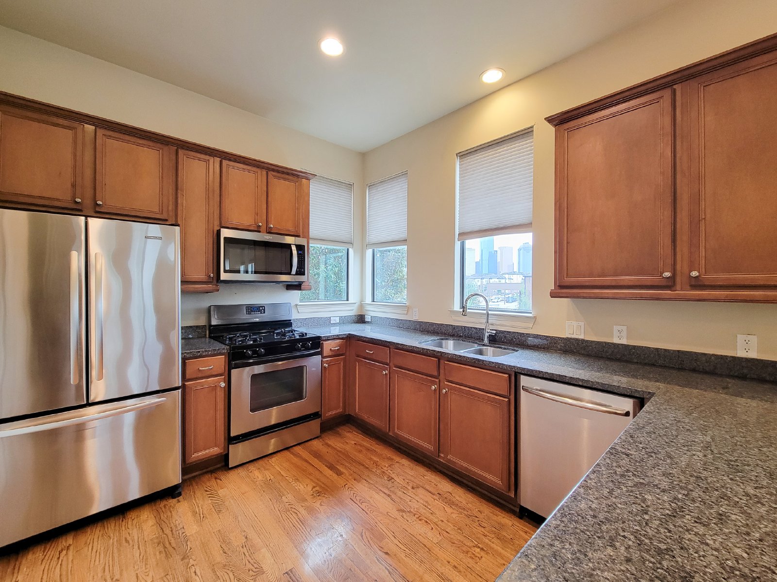 3 Bed Townhouse with Rooftop Patio + Pool in 77007 (Washington East/Sabine) property image