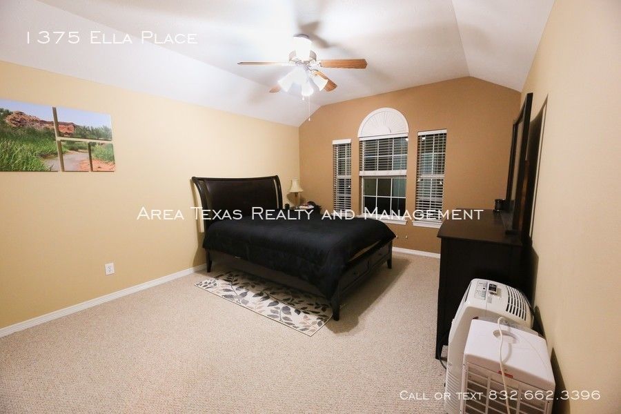 3 Bed Single-Family Home in Timbergrove Terrace 77008 in Gated Community property image