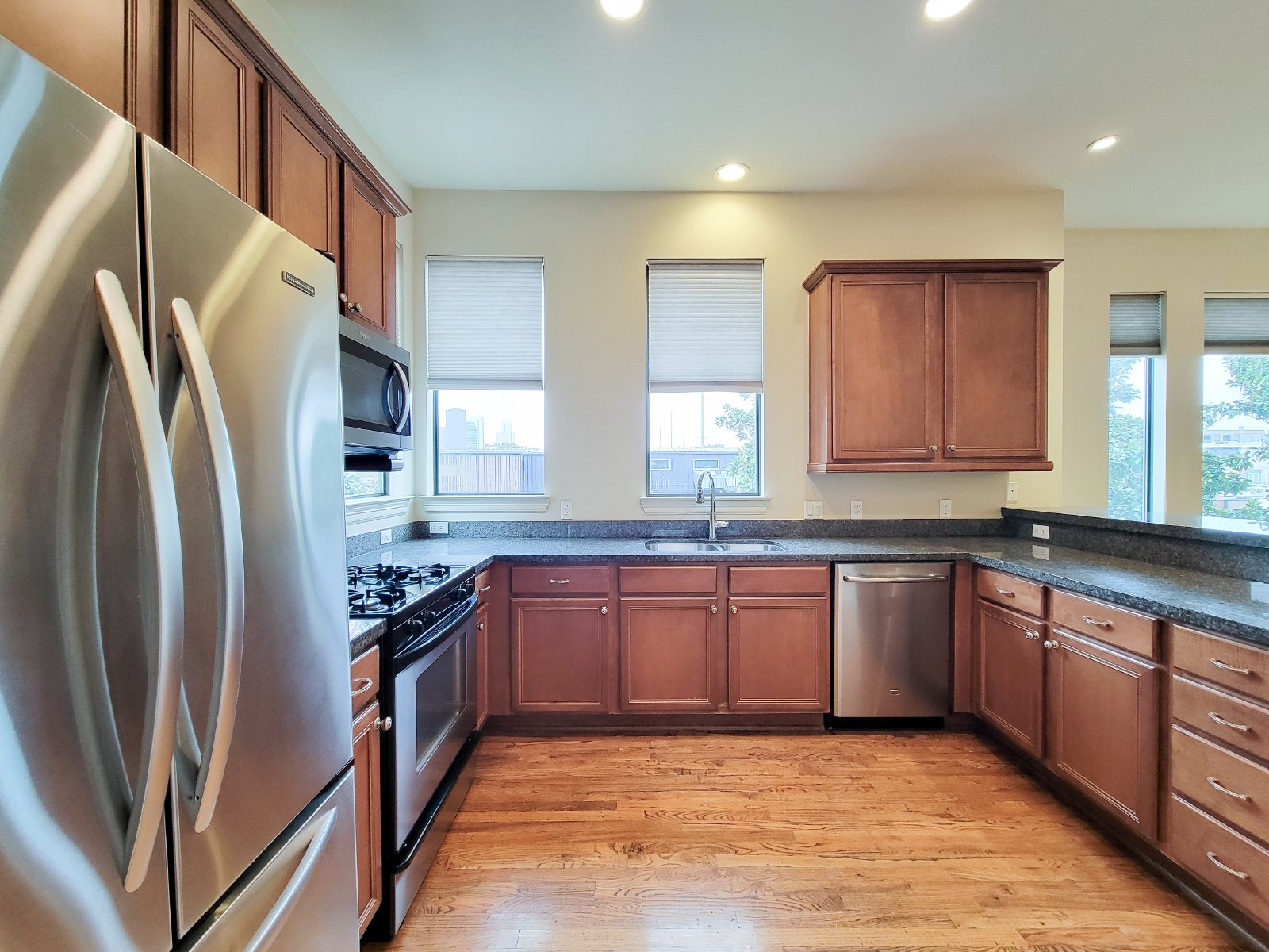 3 Bed Townhouse with Rooftop Patio + Pool in 77007 (Washington East/Sabine) property image