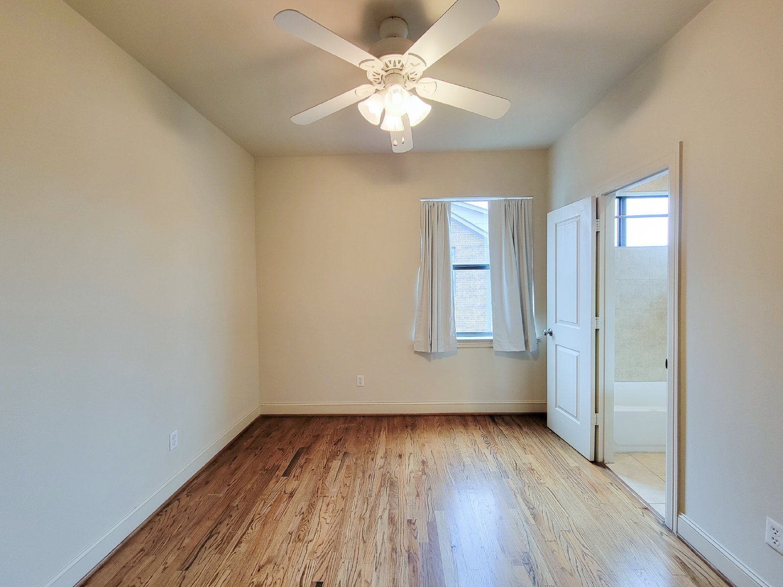 3 Bed Townhouse with Rooftop Patio + Pool in 77007 (Washington East/Sabine) property image