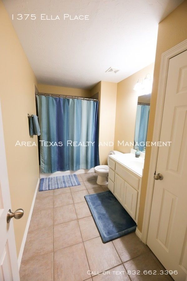 3 Bed Single-Family Home in Timbergrove Terrace 77008 in Gated Community property image