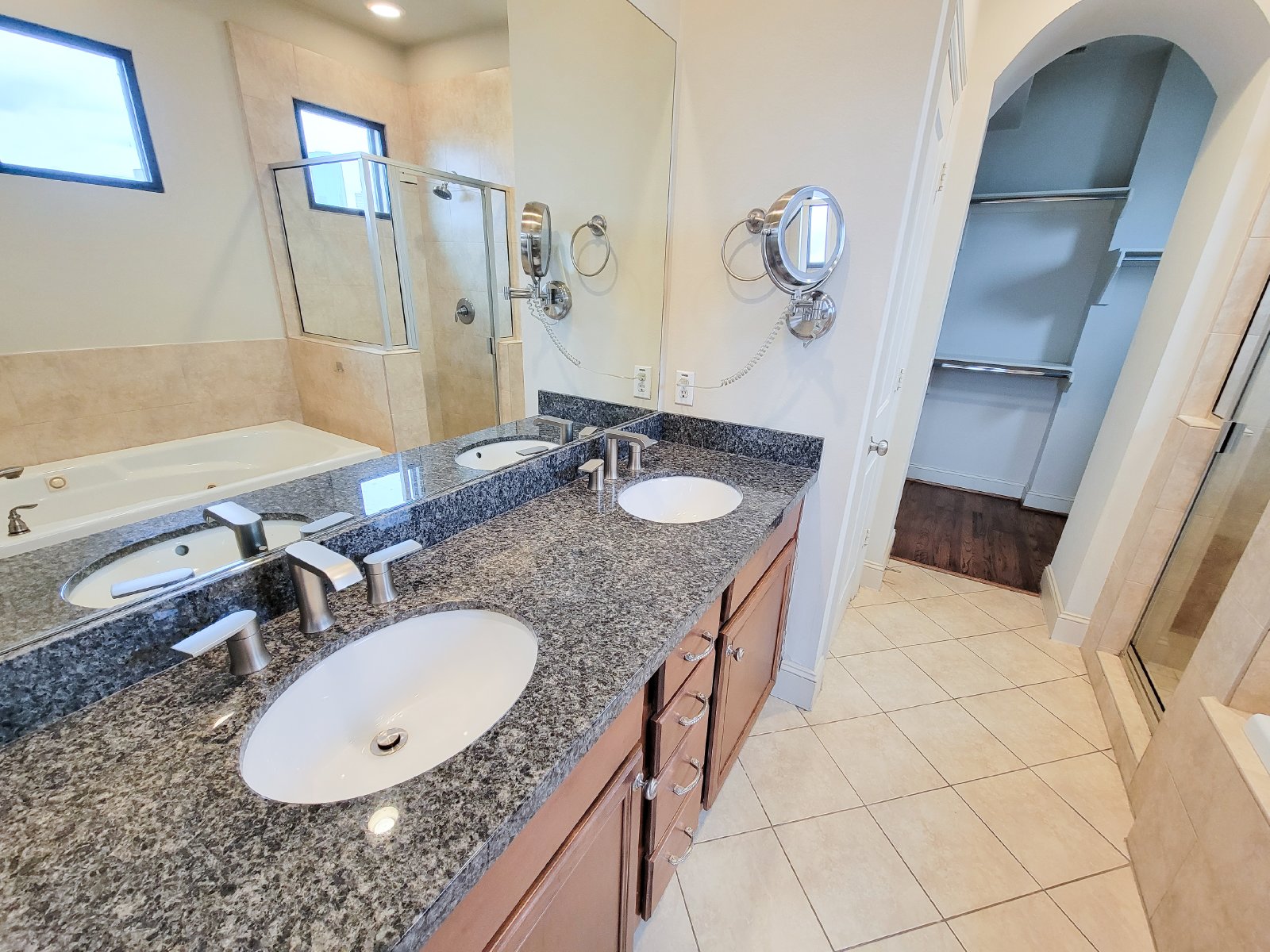 3 Bed Townhouse with Rooftop Patio + Pool in 77007 (Washington East/Sabine) property image