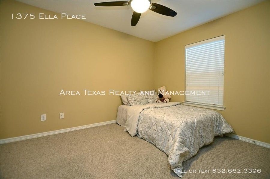 3 Bed Single-Family Home in Timbergrove Terrace 77008 in Gated Community property image