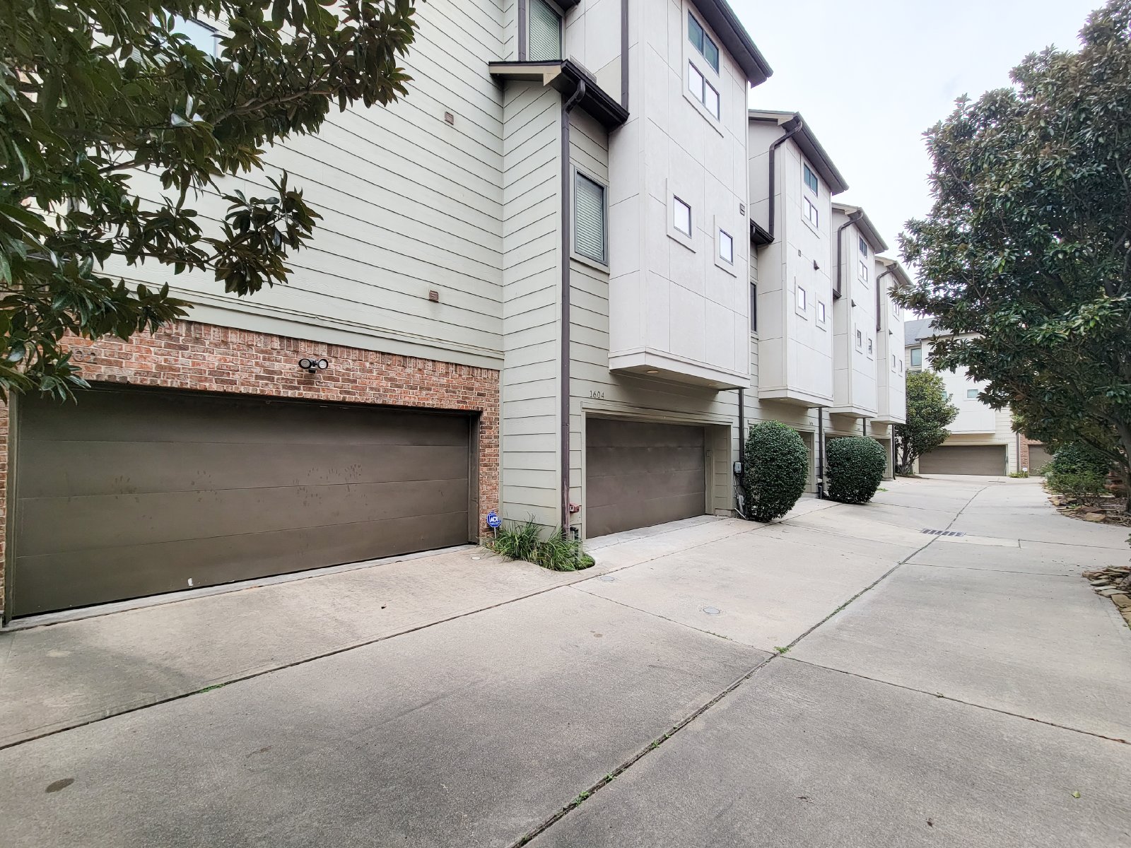 3 Bed Townhouse with Rooftop Patio + Pool in 77007 (Washington East/Sabine) property image