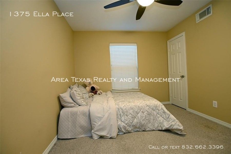 3 Bed Single-Family Home in Timbergrove Terrace 77008 in Gated Community property image