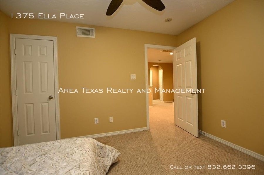 3 Bed Single-Family Home in Timbergrove Terrace 77008 in Gated Community property image