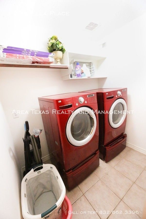 3 Bed Single-Family Home in Timbergrove Terrace 77008 in Gated Community property image