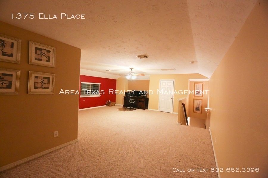 3 Bed Single-Family Home in Timbergrove Terrace 77008 in Gated Community property image