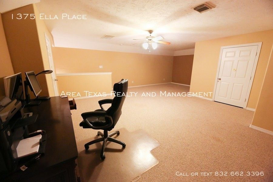 3 Bed Single-Family Home in Timbergrove Terrace 77008 in Gated Community property image