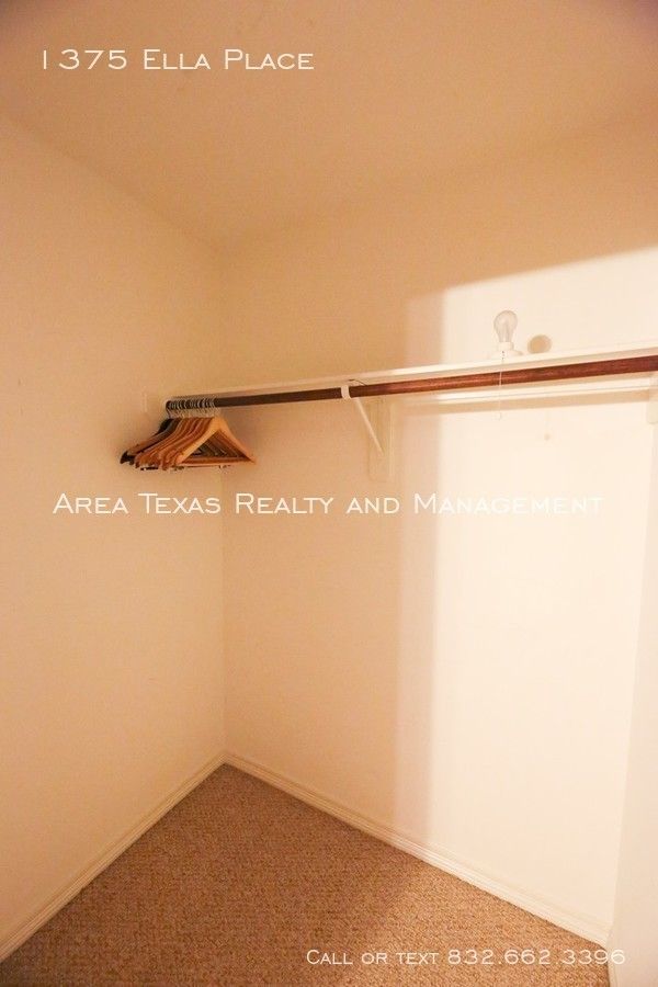 3 Bed Single-Family Home in Timbergrove Terrace 77008 in Gated Community property image