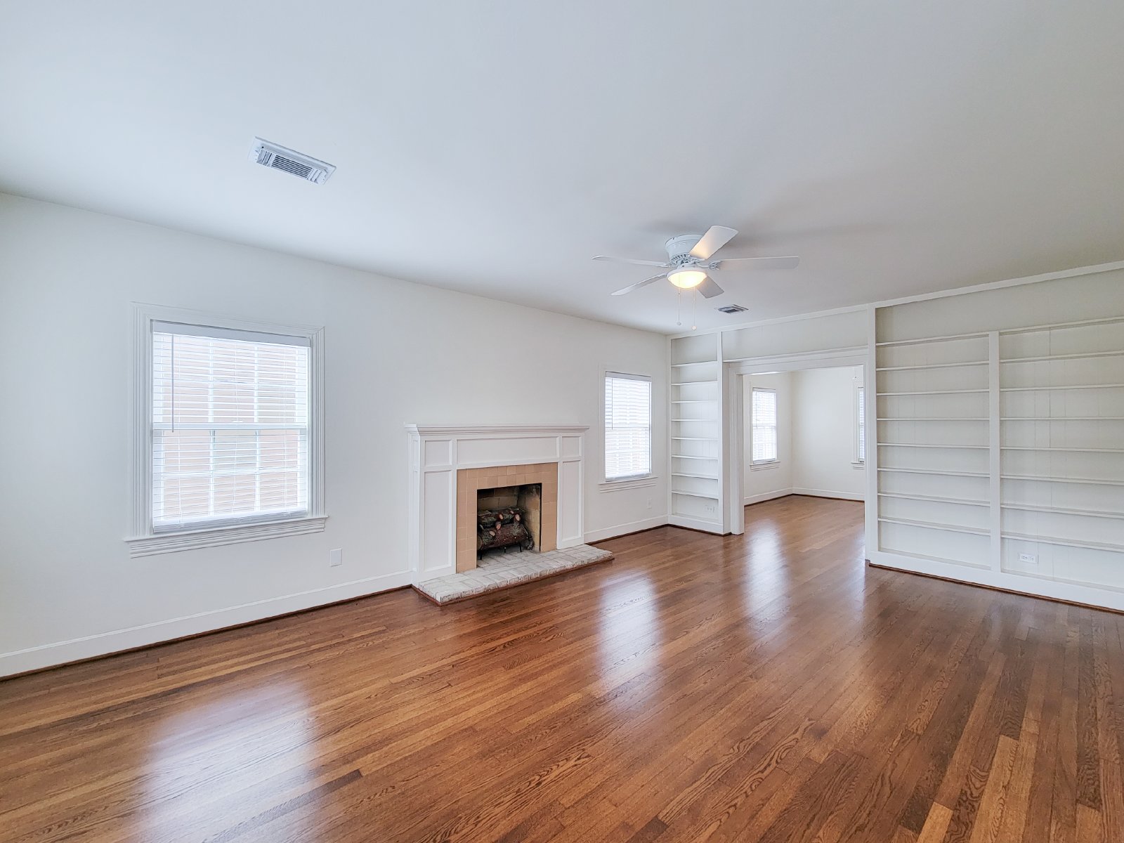 Charming 2-Bed Apartment for Rent in Montrose (77098) property image