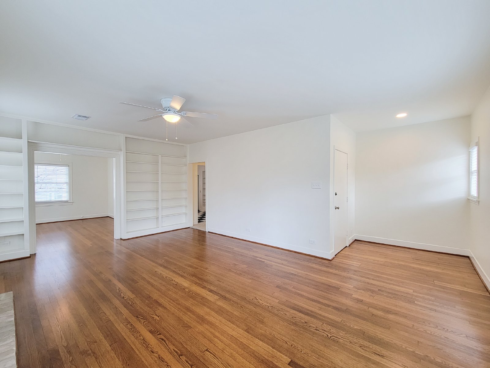 Charming 2-Bed Apartment for Rent in Montrose (77098) property image