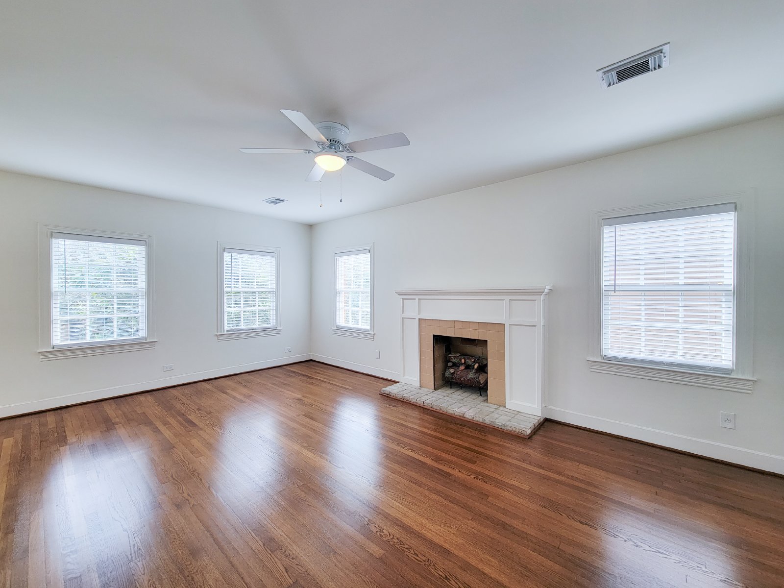 Charming 2-Bed Apartment for Rent in Montrose (77098) property image