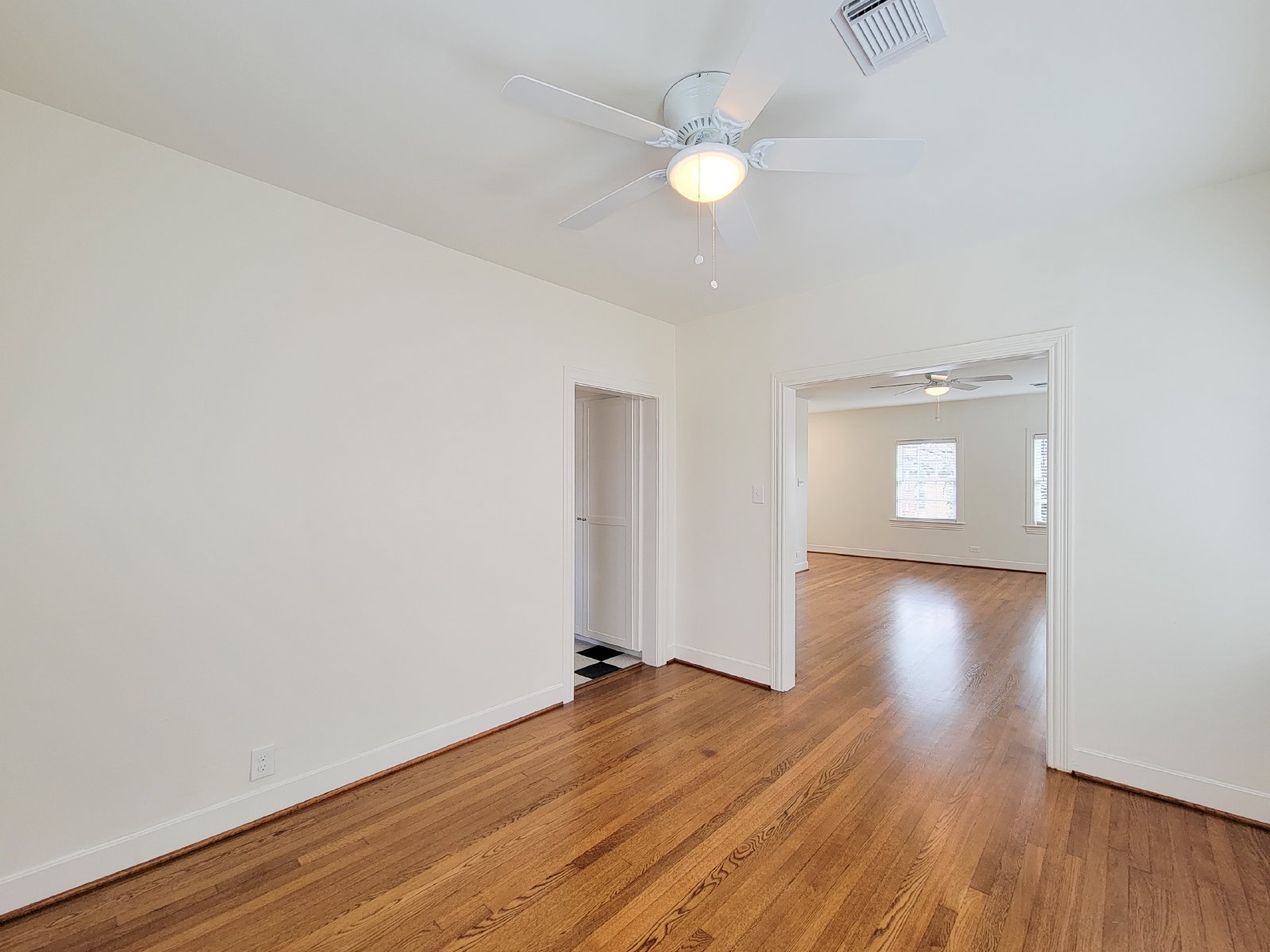 Charming 2-Bed Apartment for Rent in Montrose (77098) property image