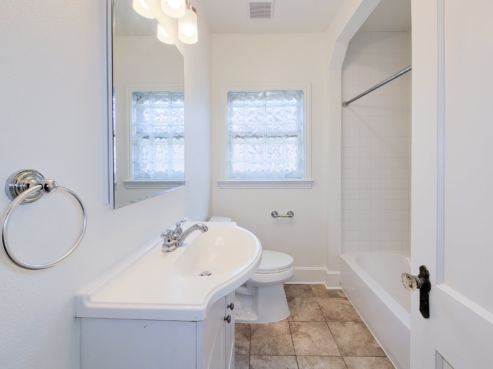 Charming 2-Bed Apartment for Rent in Montrose (77098) property image