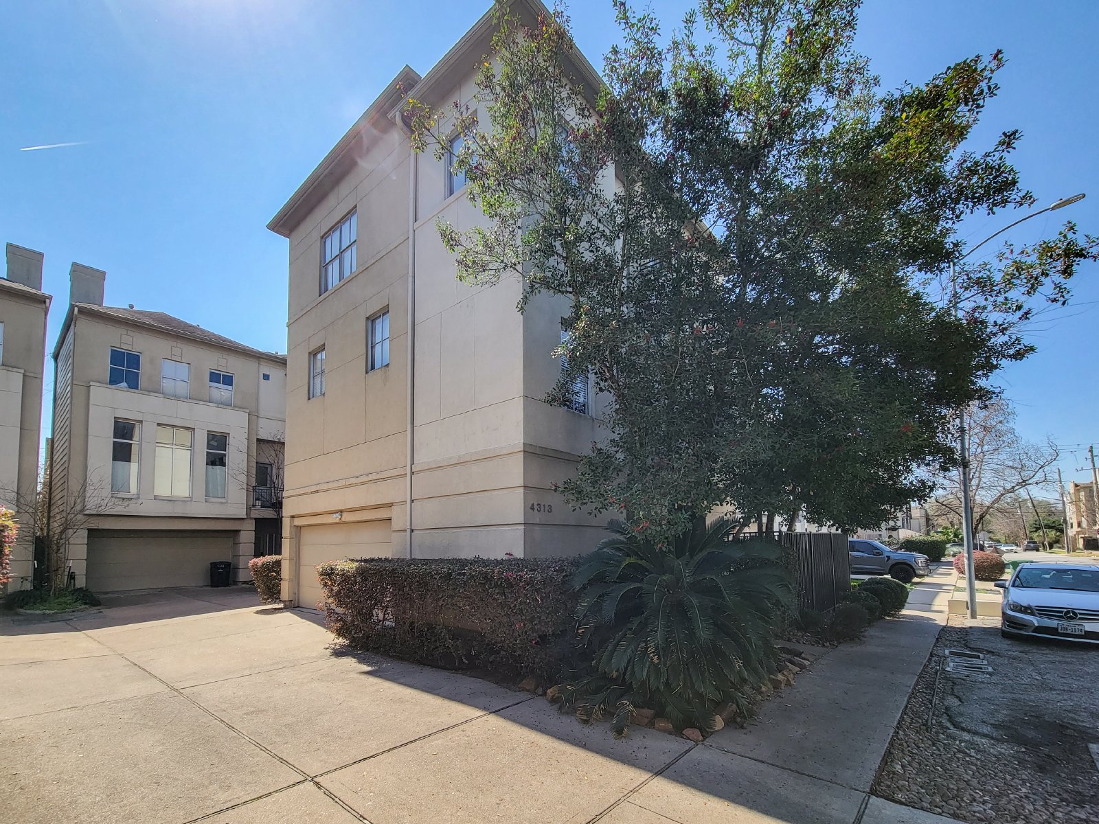 Townhome for Rent in Houston TX 77007 – Rice Military Area property image