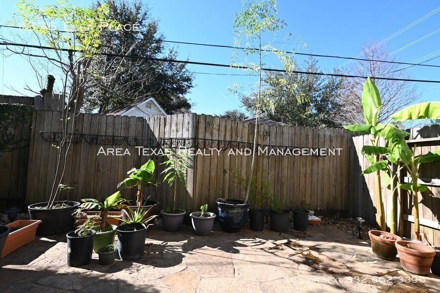 3 Bed Single-Family Home in Timbergrove Terrace 77008 in Gated Community property image