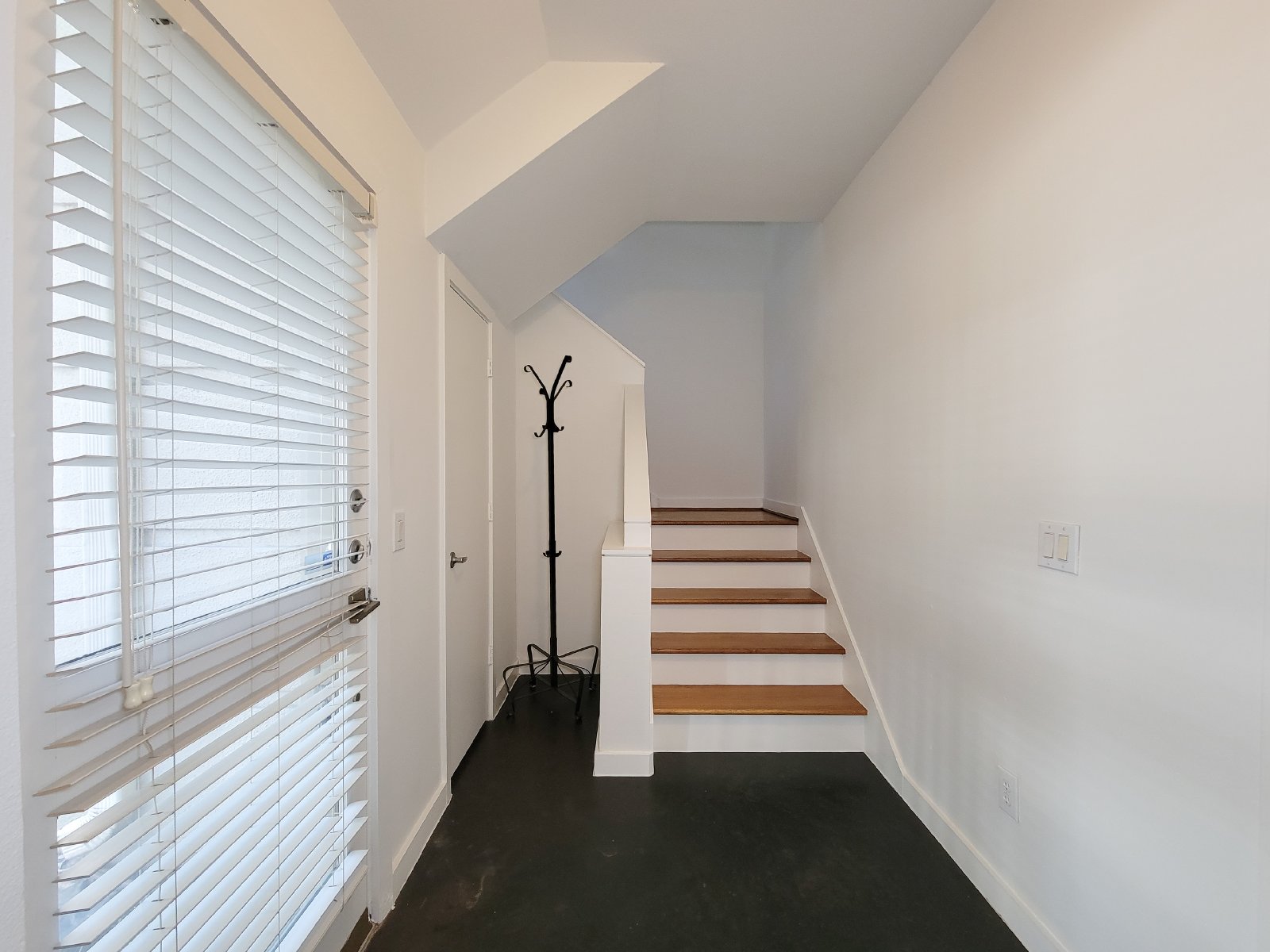 Townhome for Rent in Houston TX 77007 – Rice Military Area property image