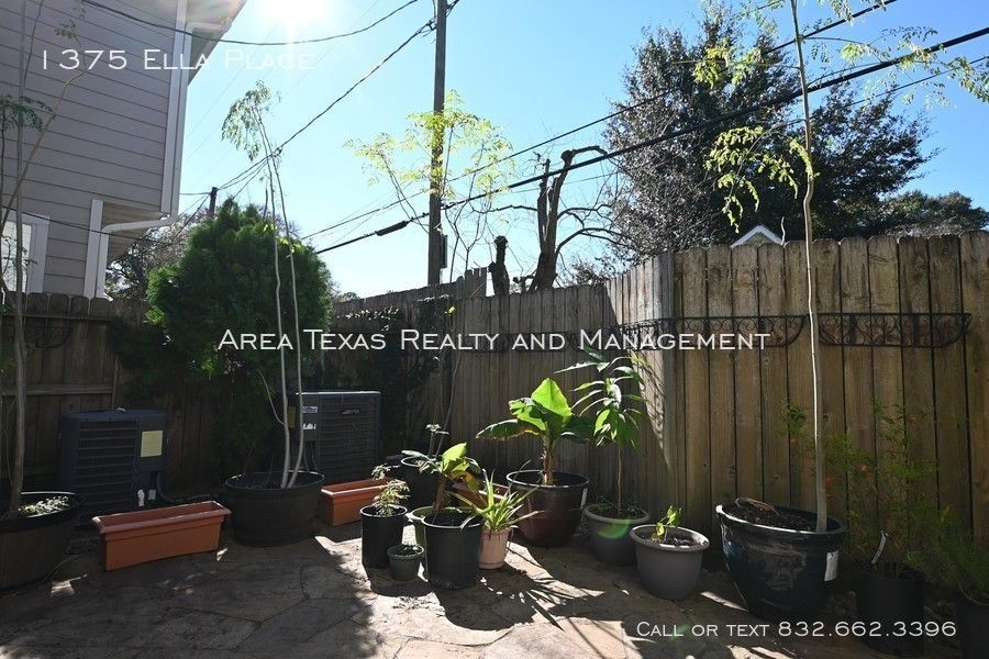 3 Bed Single-Family Home in Timbergrove Terrace 77008 in Gated Community property image