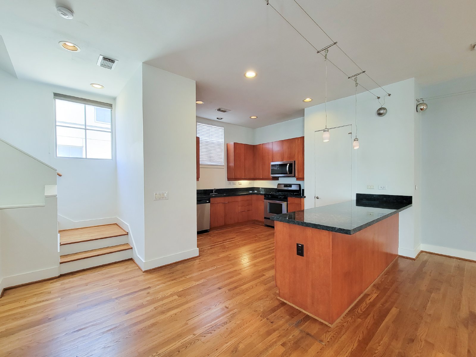 Townhome for Rent in Houston TX 77007 – Rice Military Area property image