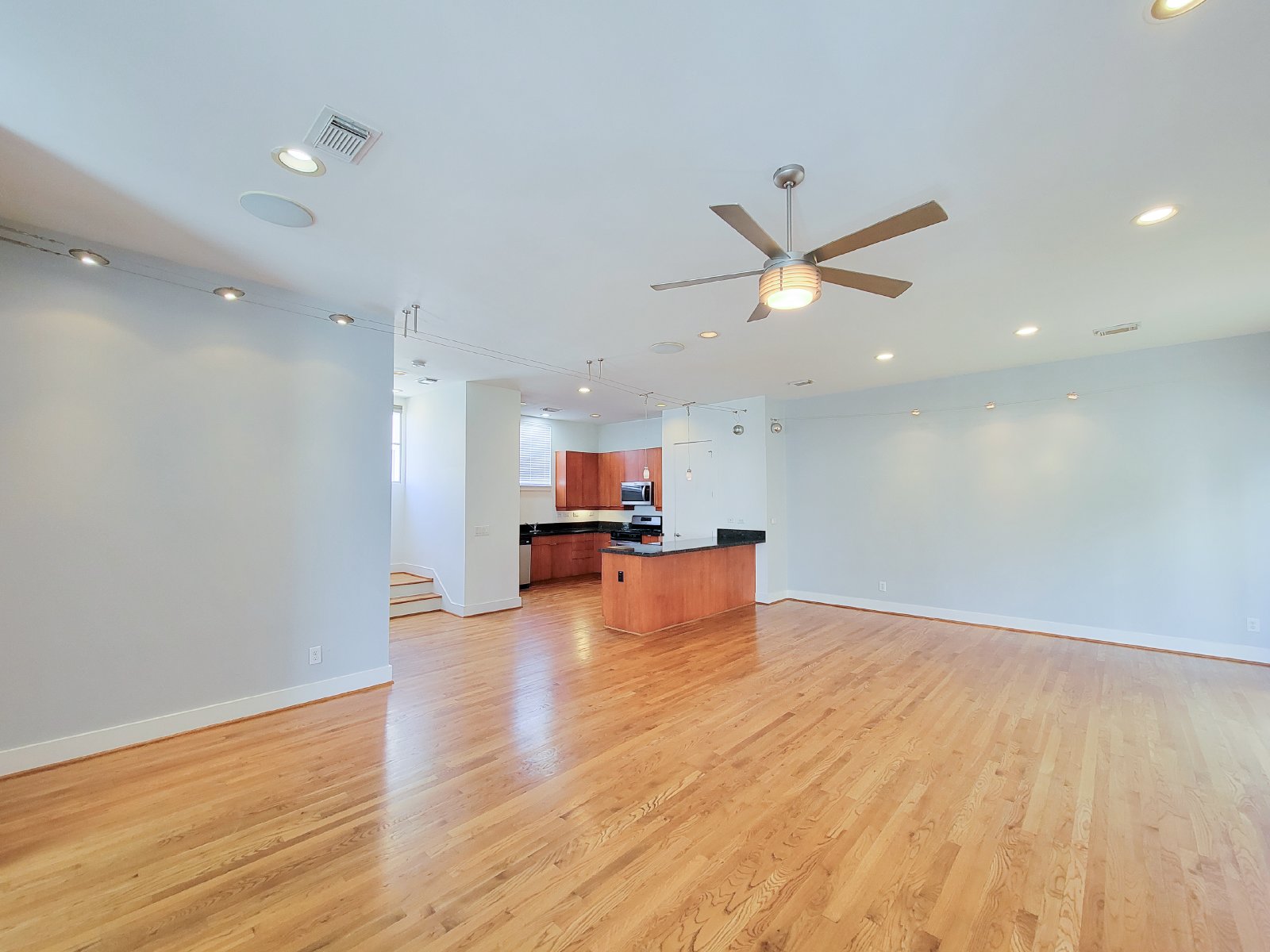 Townhome for Rent in Houston TX 77007 – Rice Military Area property image