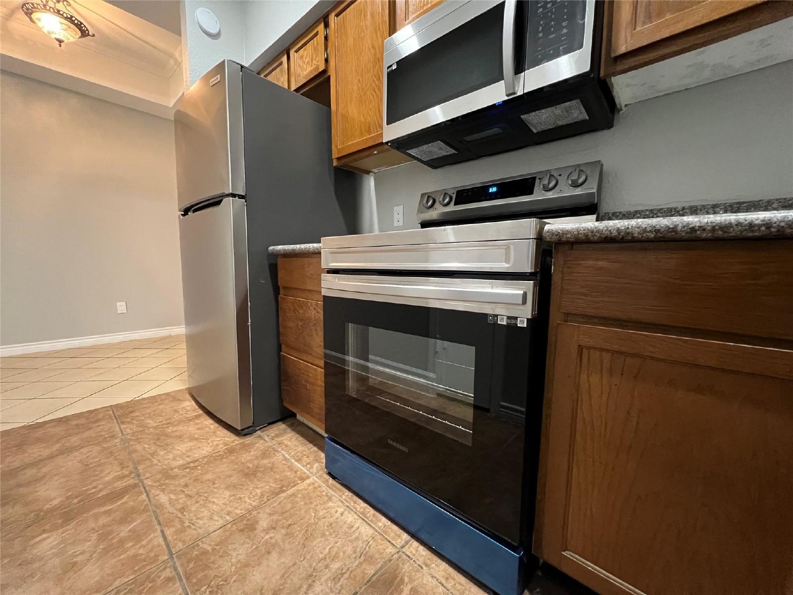 2 Bed Condo in 77054 Near Texas Medical Center + Gated Community property image