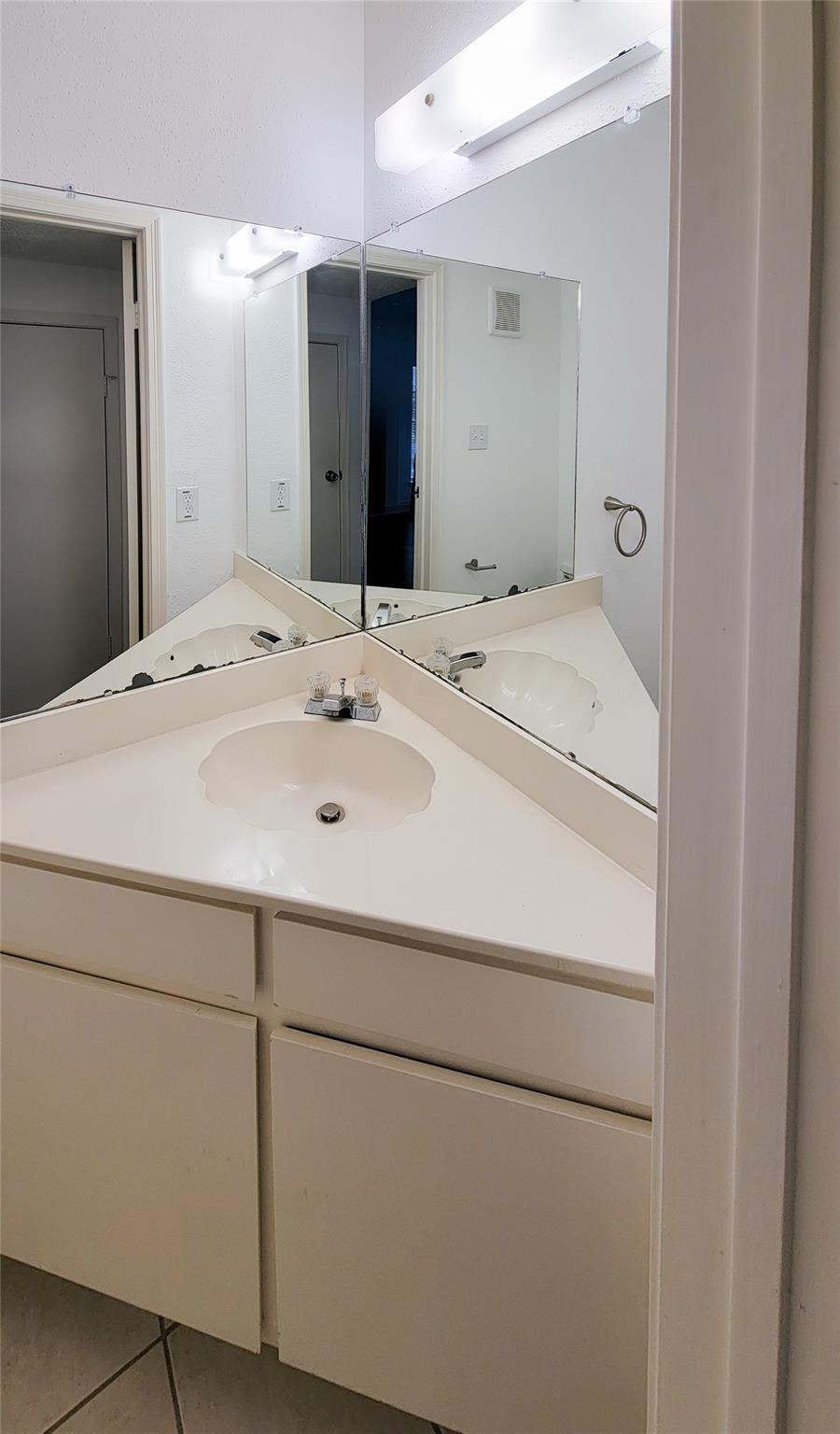 2 Bed Condo in 77054 Near Medical Center + Gated Community property image