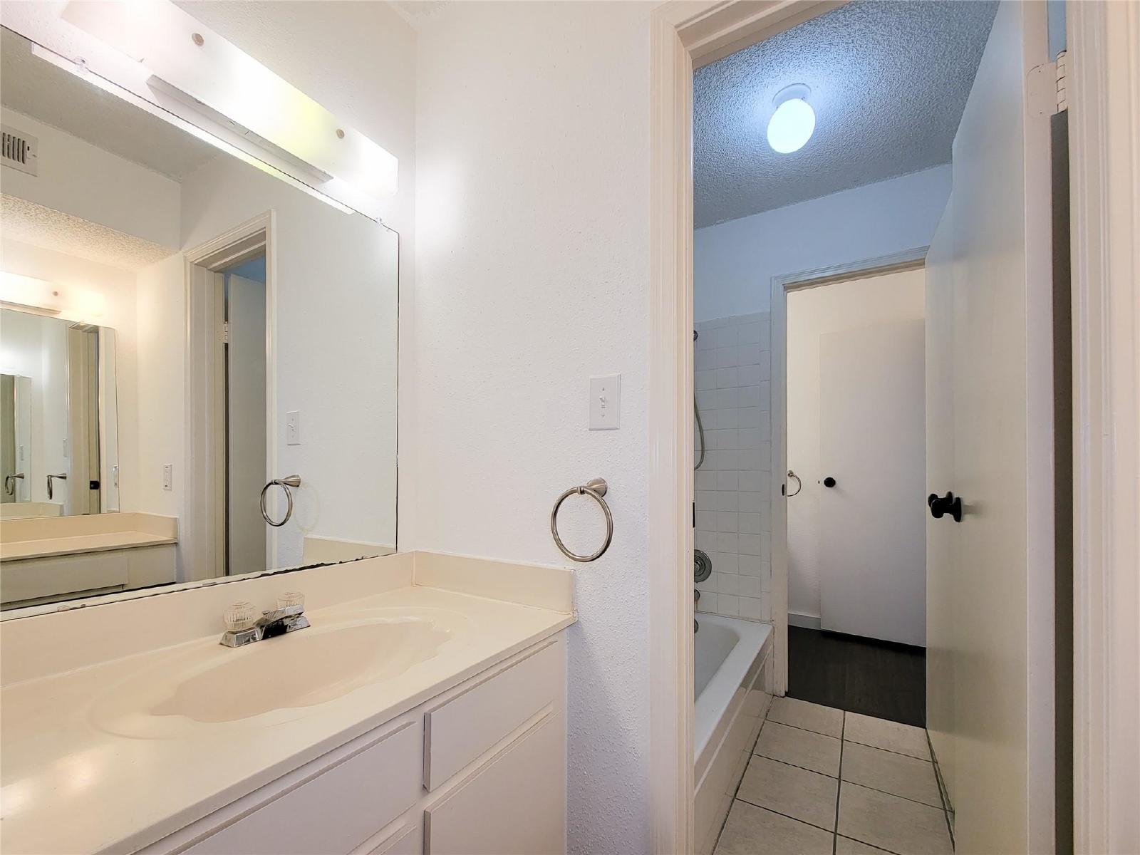 2 Bed Condo in 77054 Near Medical Center + Gated Community property image