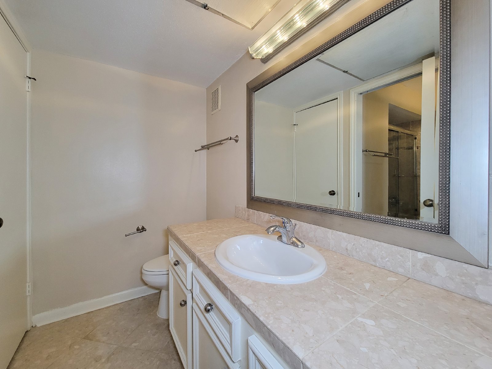 Luxury River Oaks Corner Condo with 24/7 Security & Walkable Location property image